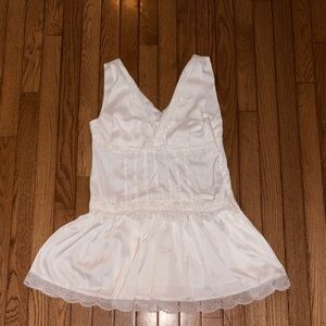 Chic White Lace-Trimmed Women's Chemise